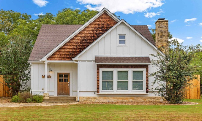 Fredericksburg House | Acorn Haus, with hot tub and Pet Friendly!