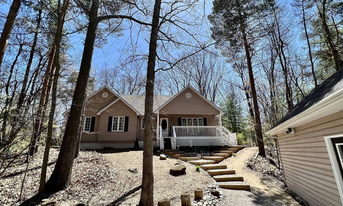 Grand Bend Cottage | Acorn Hills-Stylish~Oak Forest~Private Beach~Bikes-games room