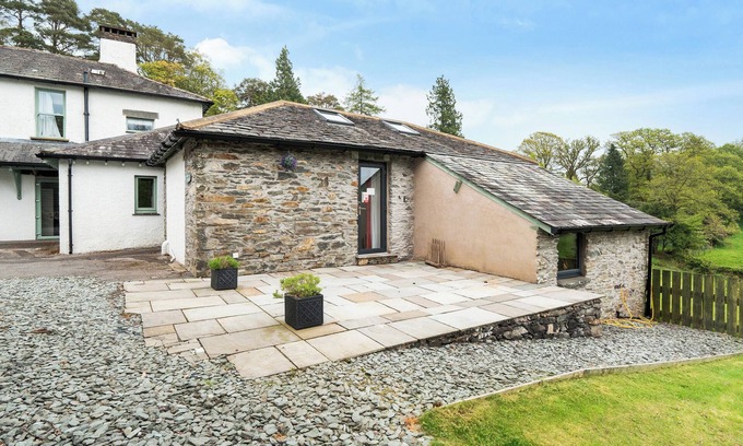 Bowness-on-Windermere Cottage | ACORN, with hot tub in Bowness-On-Windermere