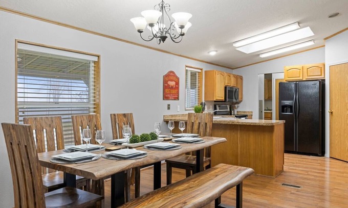 Finley House | Acres of Private & Spacious Country Escape!