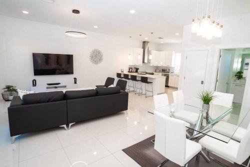 Pompano Beach House | Across the Ocean few steps to beach contemporary three Bedroom townhouse