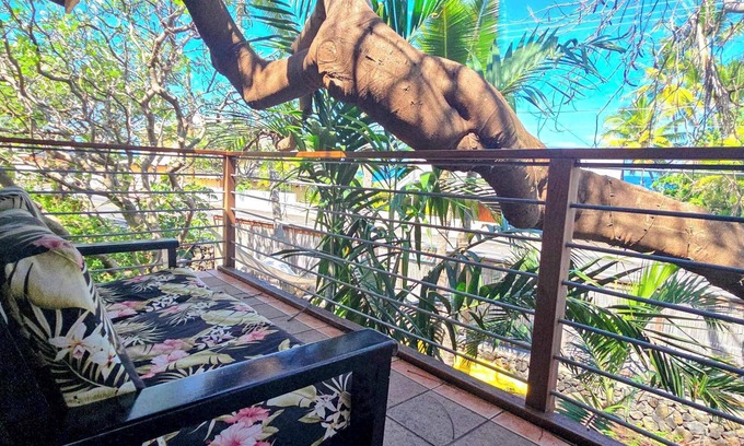 Kahaluu Bay Cabin | Across the ocean Treehouse at the Salty Jungle Kona - Perfect for two!