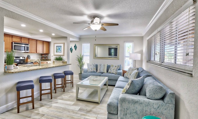 Treasure Island Condo | 🌴Across the street from BEACH🐠Fishing Docks🌞Westwinds 213👙Onsite Pool