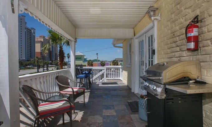 Gulf Shores House | Across the street from beach - Banana Bay Bungalow