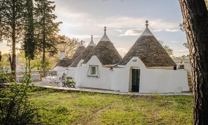 Ostuni Hotel | Ad un passo da Cisternino - Trulli con Camino, Foresta e BBQ