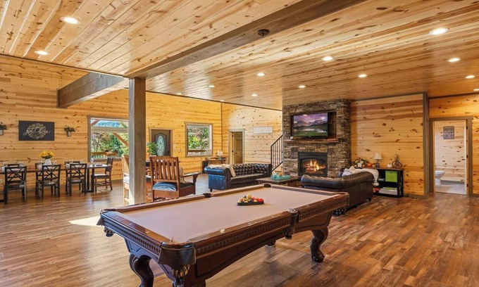 Gatlinburg - Pigeon Forge Cabin | ADA-friendly 4-BR Cabin for Life’s Tender Moments