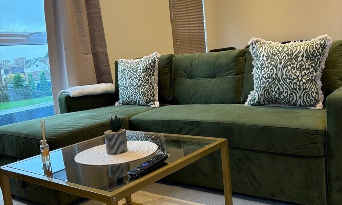 Runnymede Apartment | Addlestone- 15 mins to LHR.