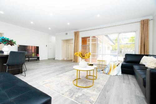 Glen Osmond House | Adelaide Escape and Business-3Bath Full Kitchen Fast Wifi 3TV-for large families and group