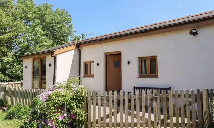 Bideford Cottage | ADIPIT STABLES, romantic, with a garden in Bideford