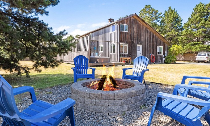 Gearhart House | ADO:}HotTub~WalktoBeach&Trails~FirePit~Fenced~Deck~PingPong~Bikes~Games~DogsOK~