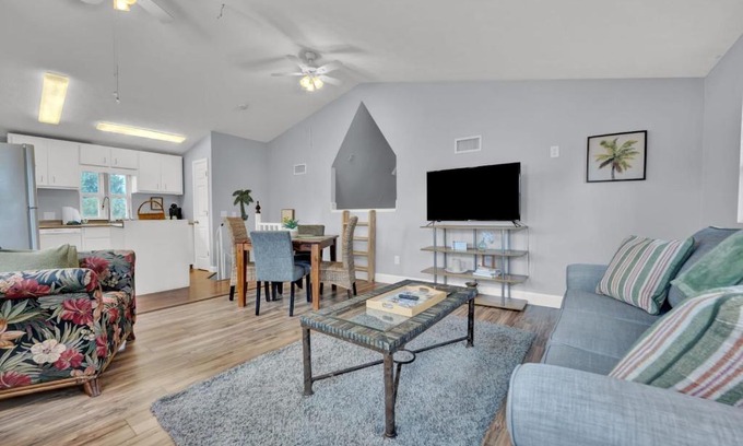 Lynn Haven House | Adorable 1 BDR with Full Kitchen Deck Washer Dryer