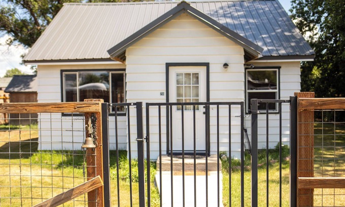 Yellowstone County House | Adorable 1 bed house with AC in charming small-town Custer