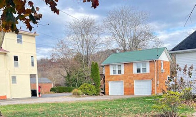 Point Pleasant Apartment | Adorable 1 bedroom guest house with deck. 5 minutes to the Mothman Museum.