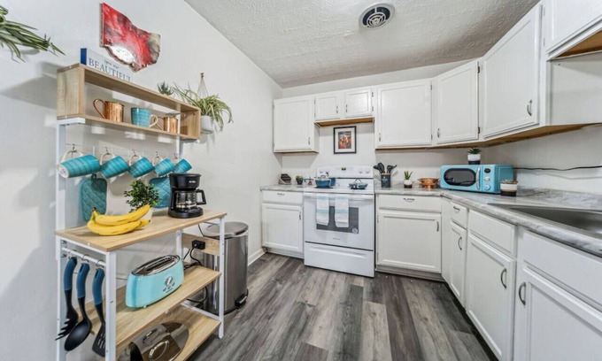 Euclid Apartment | Adorable 2 bedroom Cleveland apt with King