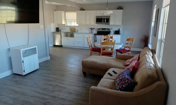 Weatherford House | Adorable 2-bedroom guesthouse with pationn
