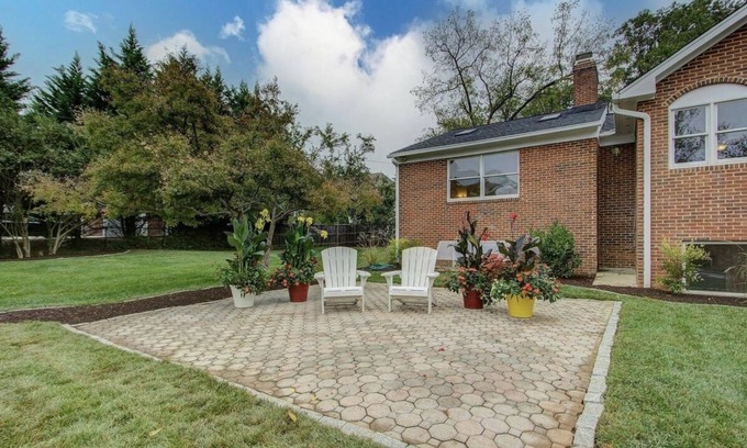 McLean House | Adorable 2 bedrooms+ den with indoor fireplace