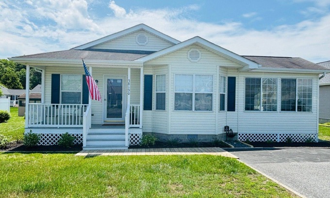 Frankford House | Adorable 3BR ranch. Community pool, tennis, short bike ride to Bethany Beach!