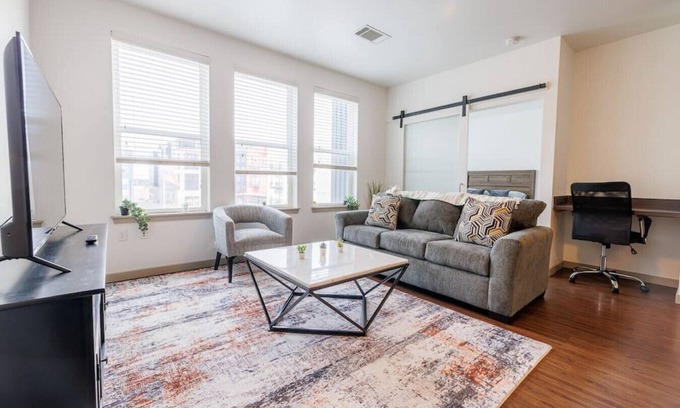 River North Art District Apartment | Adorable Apt w/Private Desk