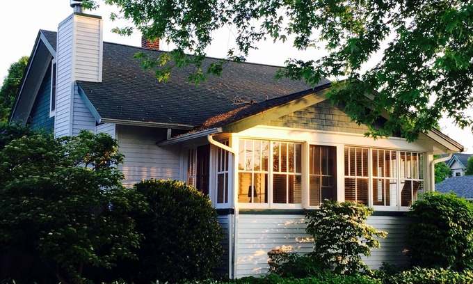South Haven House | Adorable Beach Bungalow. 1 Block from Town!