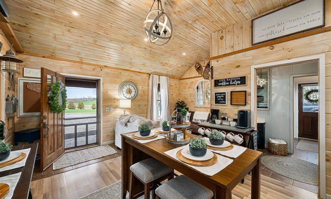 Warren Cabin | Adorable Cabin. Cozy & comfy. Coffee bar, firepit, horseshoes, hammock, grill