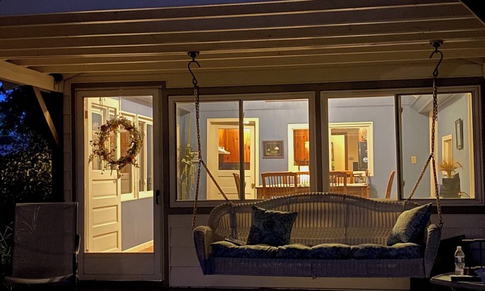 Niobe Cottage | Adorable Chautauqua Lakefront cottage with private dock & kayaks.