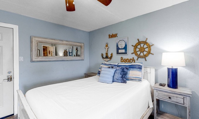 Gulf Shores Apartment | Adorable condo across from the beach with fast WiFi and shared washer/dryer