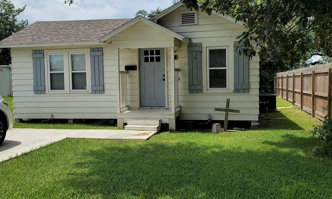 Lake Charles House | Adorable cottage in the heart of Lake Charles.