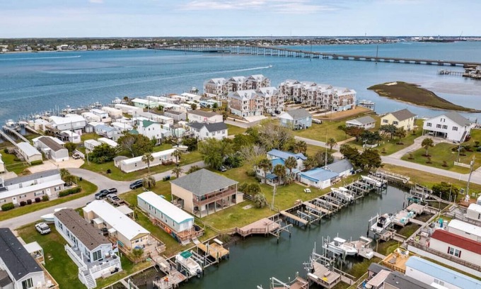 Atlantic Beach House | Adorable Cottage on the Canal with Boat Lift