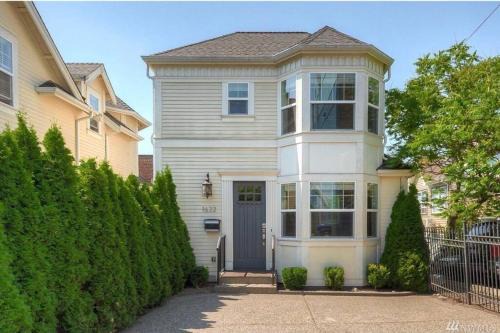 Broadway House | Adorable Cozy House with Parking and Loft!