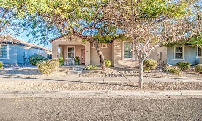 Lyons Gate House | Adorable Gilbert 3 Bedroom Hide Away with Office & WiFi!