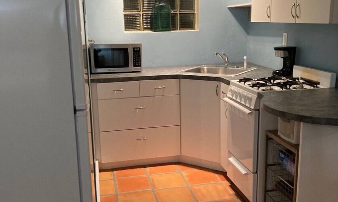 South Country Club Manor Cottage | Adorable Guest House close to dwtwn w/private yard