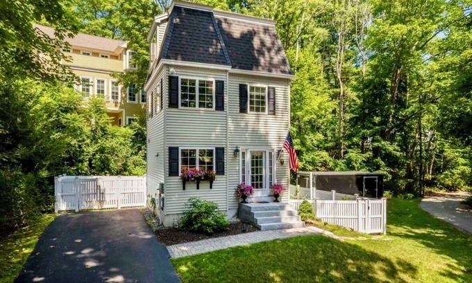 Ogunquit House | Adorable Home in the Heart of Ogunquit. Walk to town, beach, and Perkins Cove!