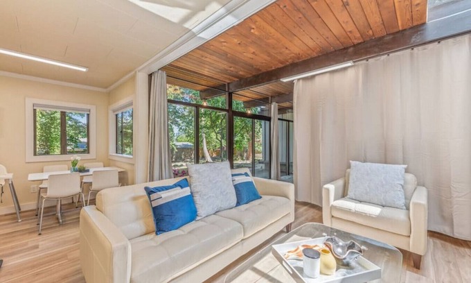 Mercer Island House | Adorable home with AC walking to downtown and park