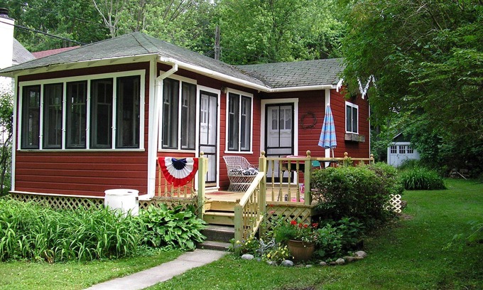 Fennville Cottage | Adorable Honeymoon Cottage by the Lake