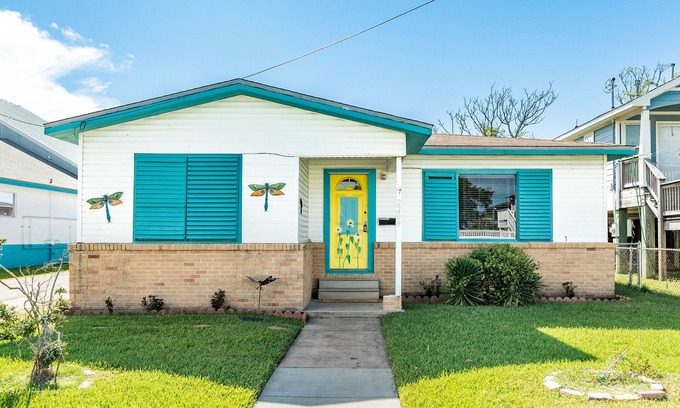Galveston House | Adorable house with enclosed yard, firepit & central AC - snowbird-friendly
