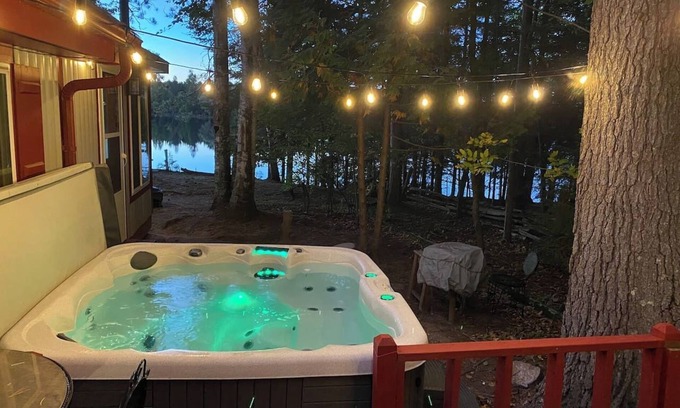 Gresham Cabin | Adorable Lakefront Cabin with HOT TUB!