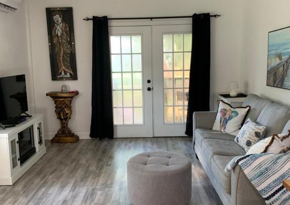 Keystone Apartment | Adorable lakefront pool cottage
