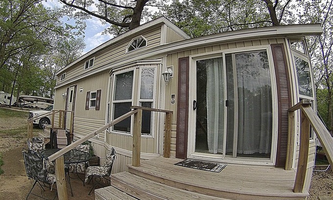 Effingham House | Adorable Park Model On The Water In Lake Sara Campground!