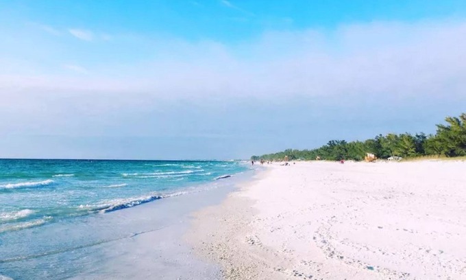 Ilexhurst House | Adorable private house on AMI 2 bedrooms, steps from the sand! Privately owned.