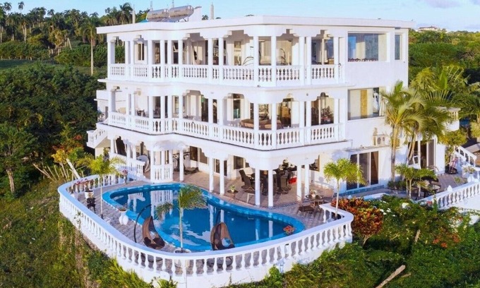 Cabrera Hotel | Adorable room with a pool, fire pit, gardens, and more- close to the beach!