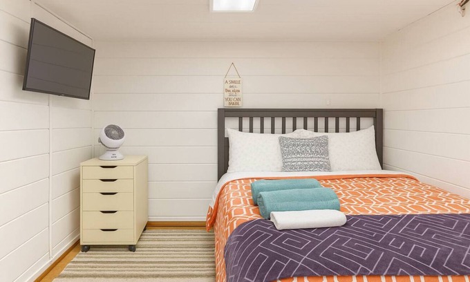 Medford House | Adorable Self Contain Basement room with WiFi in charming Medford