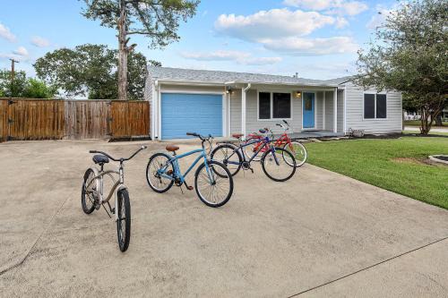 Southeast College Park House | Adorable Southside ATM Cottage with Bikes, Pets OK