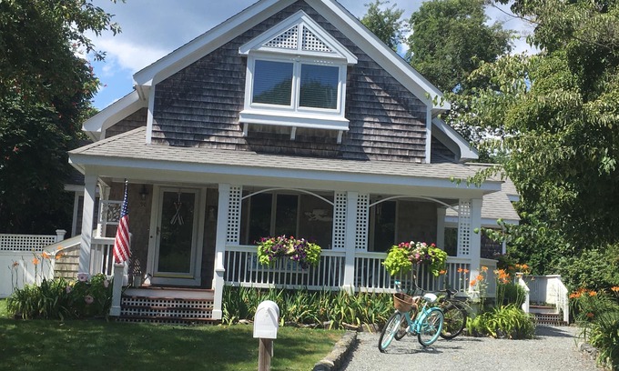 Bonnet Shores House | Adorable, Warm & Hospitable Cottage, easy walk to Kelly beach & oh so charming!
