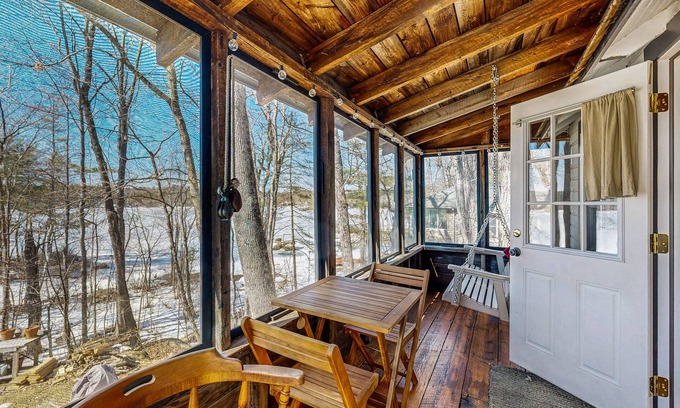 Gray Cottage | Adorable waterfront gem with 2 kayaks, high-speed WiFi, full kitchen & dock
