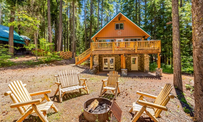 Roslyn Ridge Cabin | Adorable wooded cabin near the lake with hot tub, WiFi, loft, firepit & W/D