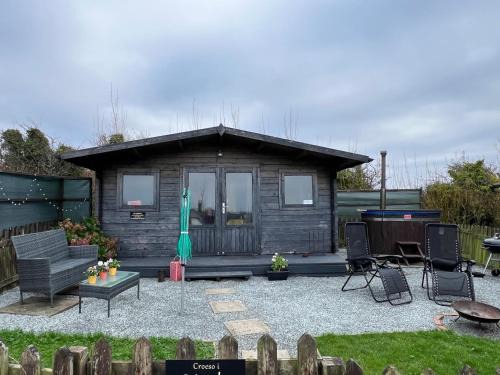 Rhosybol House | Adult only en-suite Glamping Hut with a Private Hot Tub, Fenced Garden, FirePit, BBQ and Dog Friendly! Located in a Peaceful setting with gorgeous countryside views on Anglesey, North Wales
