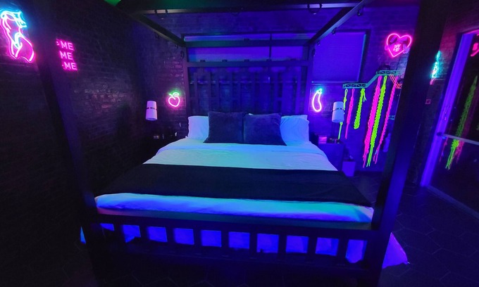 Cypress Gardens House | Adult-Only Love Hotel with Mermaid Pool