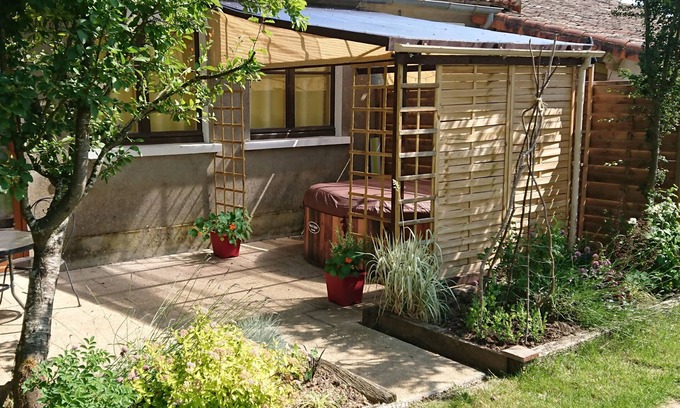 Vouhe House | Adult space with Jacuzzi Spa