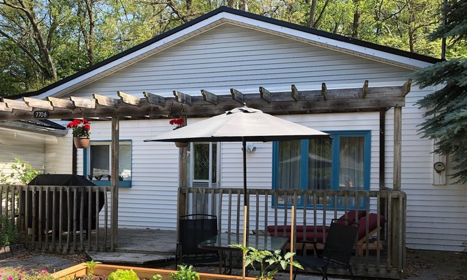 Port Franks Cottage | Adults Only Cottage, minutes to beach, hot tub, sauna, fitness studio, wellness