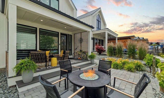 Chelan House | Adventure at Lake Chelan - Dog Friendly w/Paddle Boards, Bikes + Fireplace